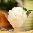 Frisk sitron-lime gelato Passer supert som dessert, eller du kan bruke den til å lage en frisk drink? 5 dl vann 2,5 dl sukker 2 dl sitronsaft (saften av ca 3 store sitroner)...