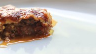 Moussaka Når man hører om moussaka tenker nok de fleste på “den greske retten som ligner på lasagne”, og det er kanskje ikke så rart siden de ligner litt på hverandre....